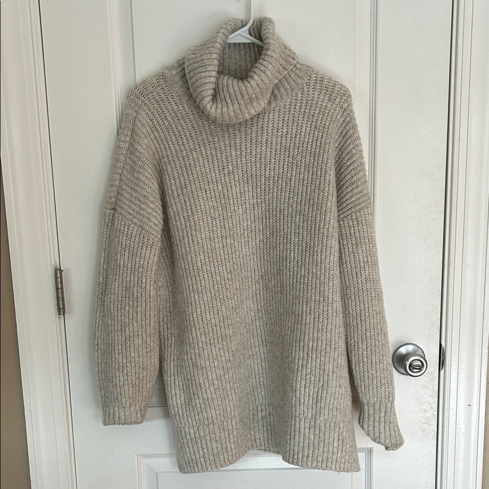 ✨ 5 for $50✨ Nine West Beige Turtleneck Sweater